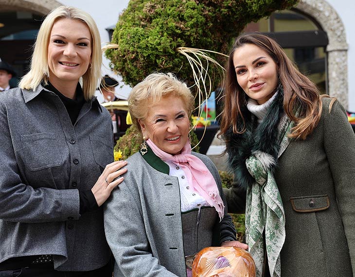 Maria Höfl-Riesch, Rosi Schipflinger (Rosi's Sonnbergstuben) , Mary-AnnSchoeller vor dem riesigen Osterhasen aus Gräsern und Blumen (©Foto: privat)